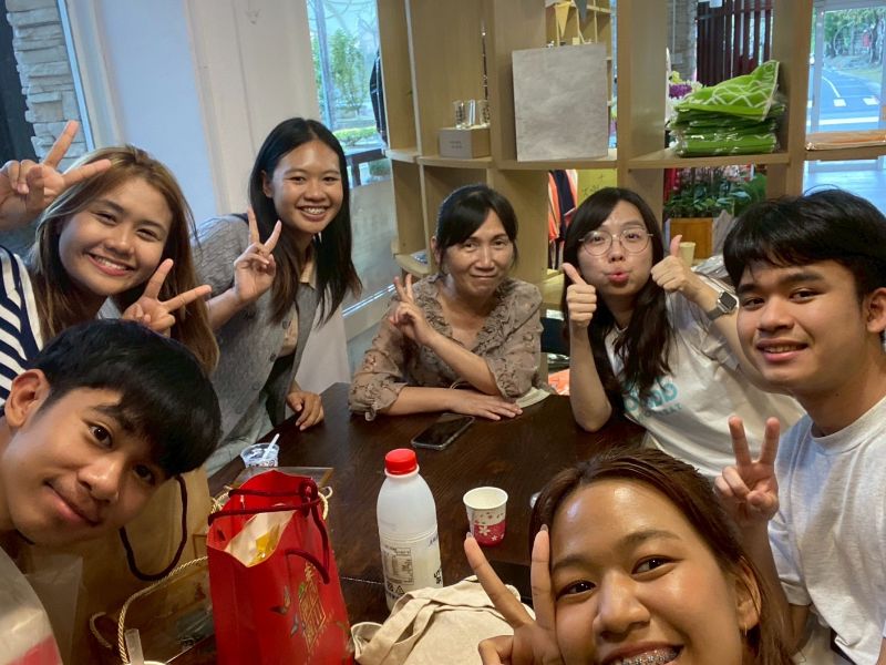 清邁大學農學院交流學生與國際處同仁合影。