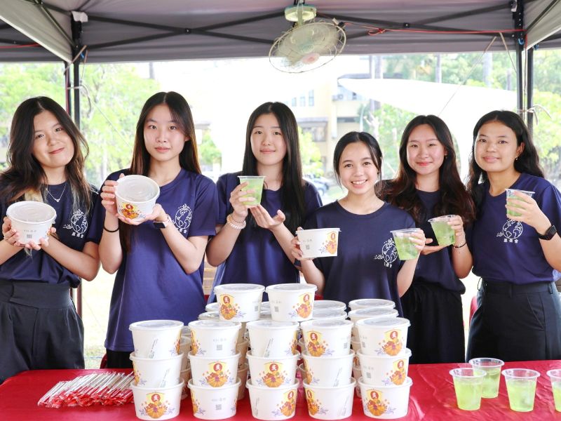 印尼學生介紹印尼美食。