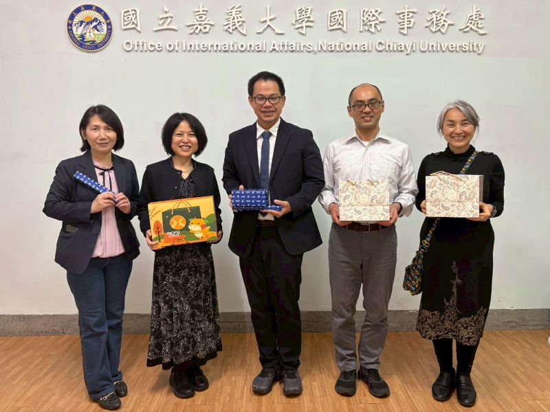 長崎大學國際處及多文化社會學部師長訪團訪問國際處並合影。