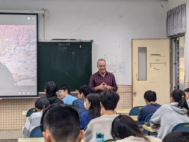 2024.11.26-西班牙韋爾瓦大學Dr. Salvador Campos Jara講座與學生互動