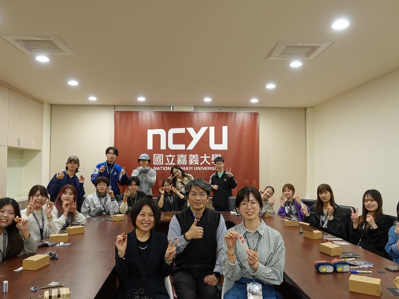 學員實際體驗篆刻技法及實作課程。
