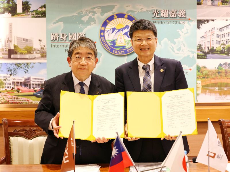 愛媛大學仁科弘重校長蒞臨嘉大交流並與林翰謙校長共同簽署合作備忘錄。