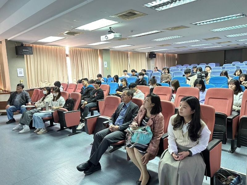 外交部向明德總領事分享外交事務經驗-師生參與講座情形