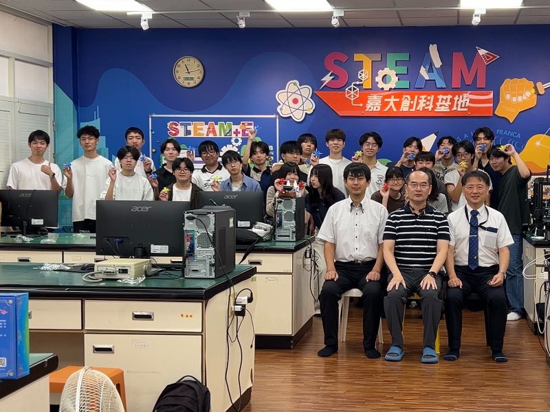 石川高專電子情報科A組學生於STEAM跨域創科教室合影。（照片由蘇炯武教授提供）