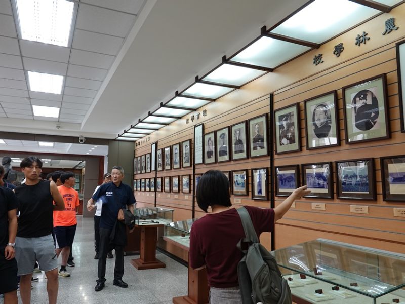 聯盟成員參觀嘉大校史陳列,認識嘉大發展歷史。