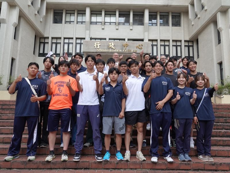 聯盟成員於嘉大蘭潭校區行政中心前合影。