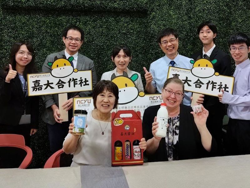 山口縣立大學校長田中麻紀子（Makiko Tanaka）及Prof. Amy Wilson參觀本校合作社產學合作成果。