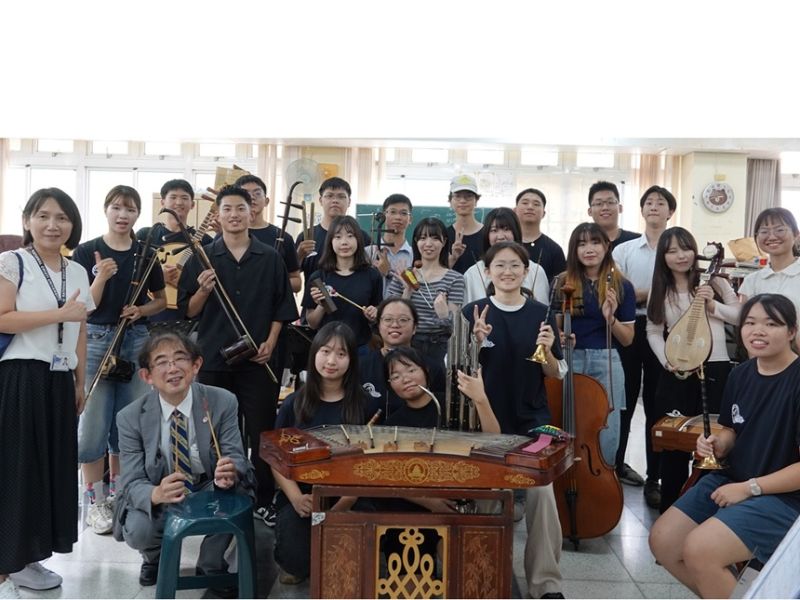 訪團與國樂社同學合影。