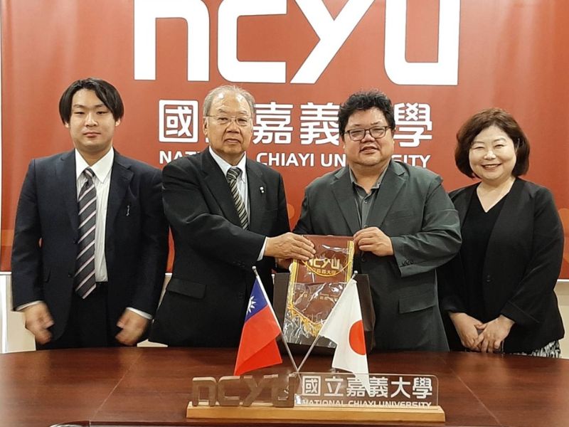 本校國際處國合組陳宣汶組長與愛媛大學師長互贈紀念品。