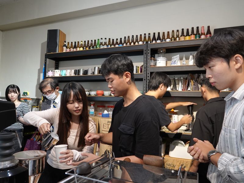 訪團與本校咖研社交流各地咖啡特色與技法。