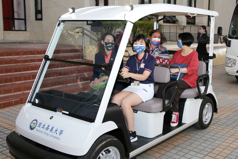 搭乘高爾夫球車參觀校園(照片由公關組提供)