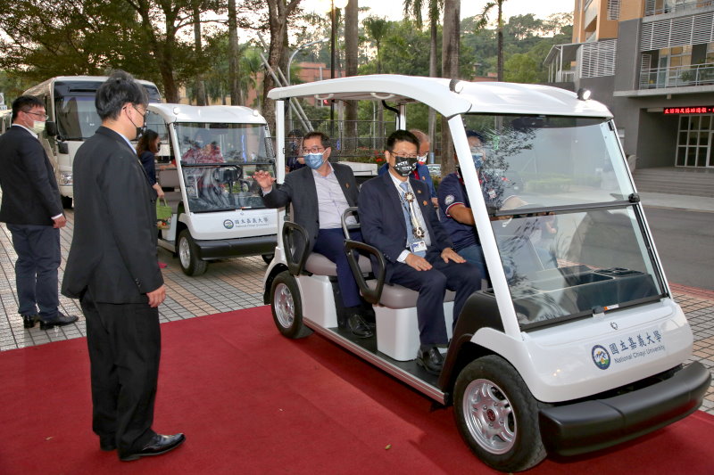 搭乘高爾夫球車參觀校園(照片由公關組提供)