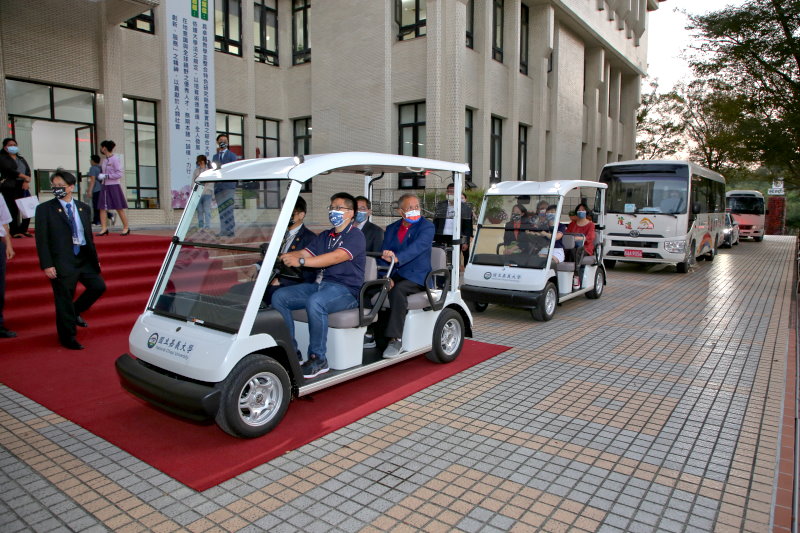 搭乘高爾夫球車參觀校園(照片由公關組提供)