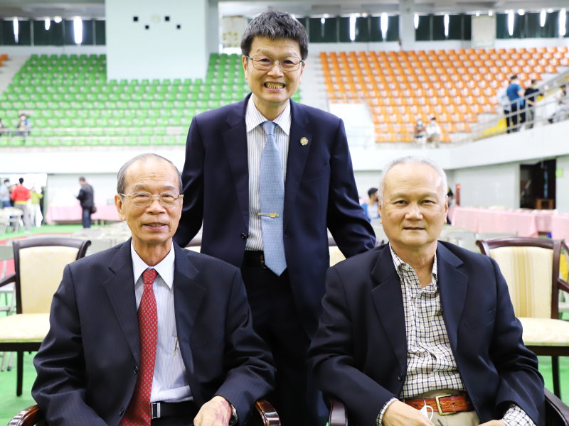 前校長胡懋麟(右)及前校長李明仁(左)蒞臨聯誼交流(照片由公關組提供)