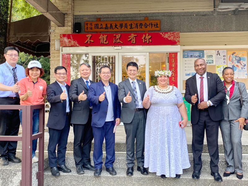 林翰謙校長陪同大使訪問團參觀員生消費合作社並合影。（照片由國際處提供）