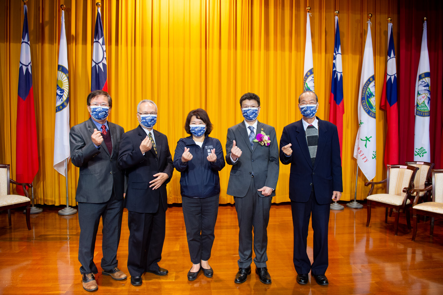 歷任校長及市長蒞臨觀禮祝賀(由右至左)李明仁校長、林翰謙校長、黃敏惠市長、胡懋麟校長及邱義源校長(照片由專業攝影公司提供)